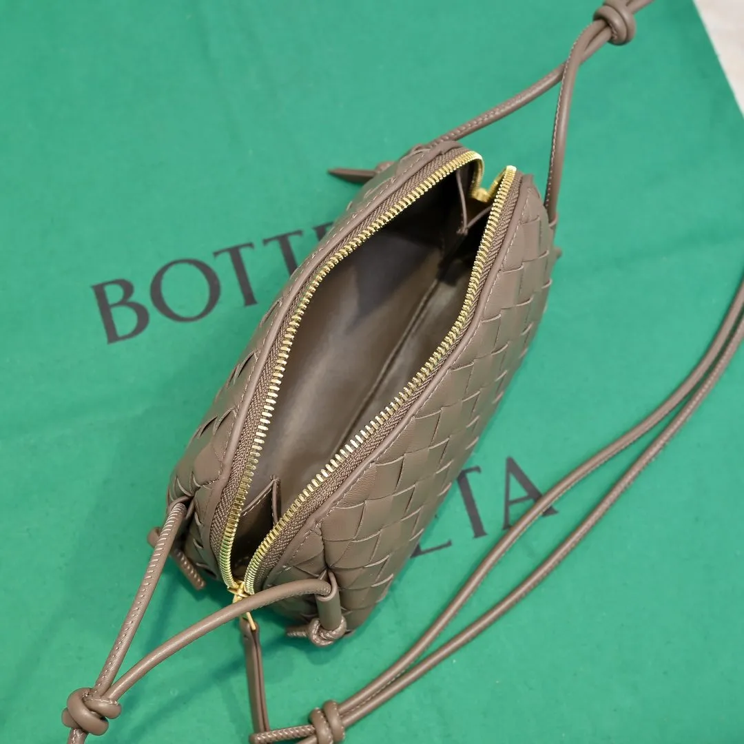 Batch 1260 #Bv The new Concert pouch is the most beautiful and practical mini bag I have ever seen 🎈 The bag body adopts the classic lntrecciato weaving process✅ It is equipped with a leather double-headed zipper, the opening is wide, easy to take and put, the shoulder strap knot can be slid to adjust the length freely, that is, 🉑️crossbody/underarm, and can be used as a clutch bag. Small body, large capacity, so practical! The key is that it is extremely versatile! Come and buy this small, exquisite, beautiful and versatile bag 👍 Model: 4258 Size: 18.5*11.5*8.5